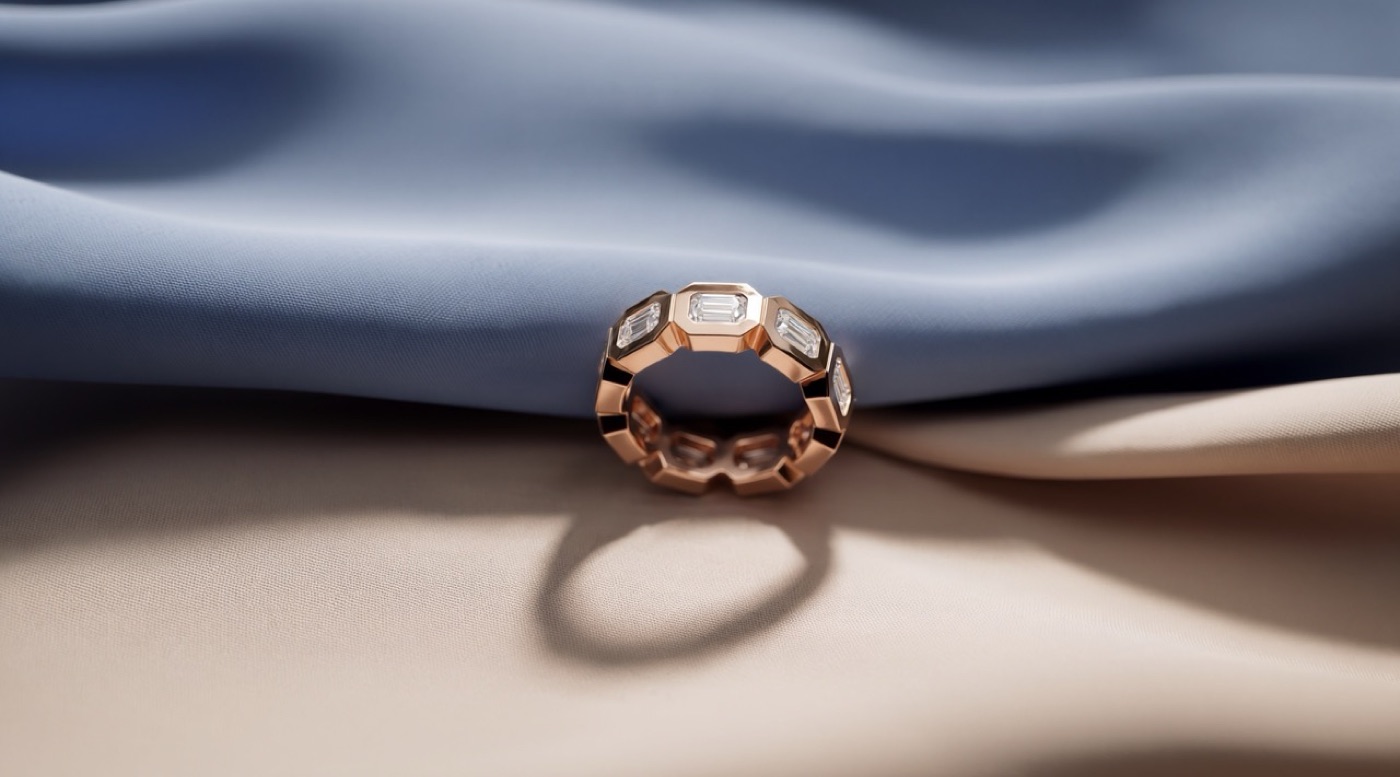 Noor Brilliant Jewelry – Diamantring auf Seide – KI-Visual